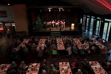Aufnahme des Saales mit den gedeckten Tischen von oben 